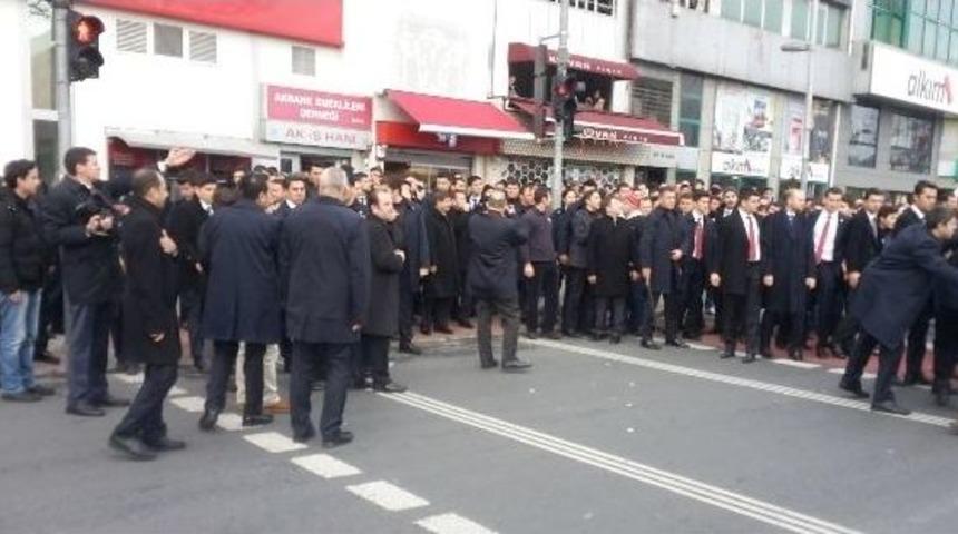Davutoğlu, Yolun Karşısına Ge&ccedil;mek İ&ccedil;in Yeşil Işığı Bekledi