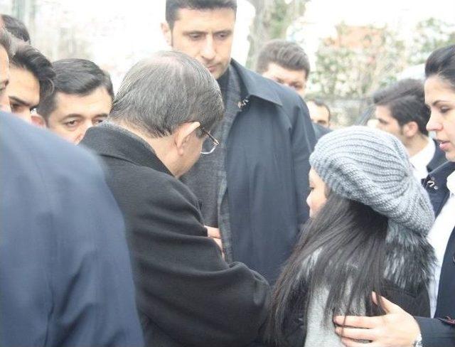 Davutoğlu, Yolun Karşısına Geçmek İçin Yeşil Işığı Bekledi