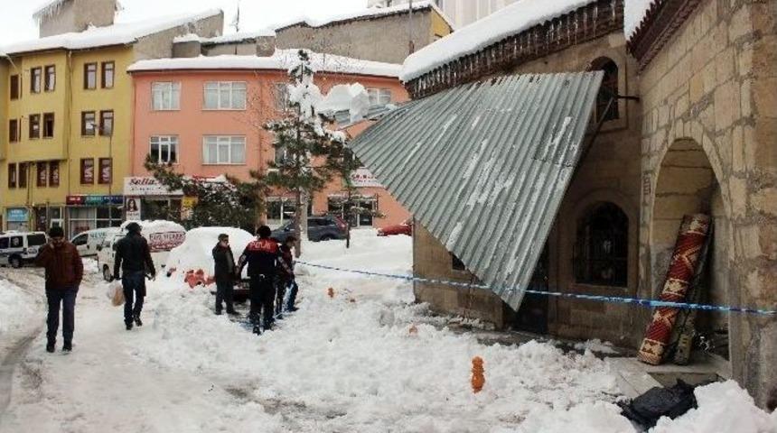 Caminin &Ccedil;elik Yağmurluğu &Ccedil;&ouml;kt&uuml;: 2 Yaralı