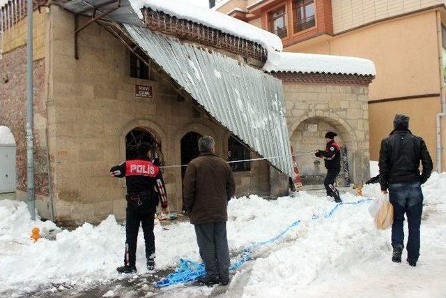 Caminin Çelik Yağmurluğu Çöktü: 2 Yaralı