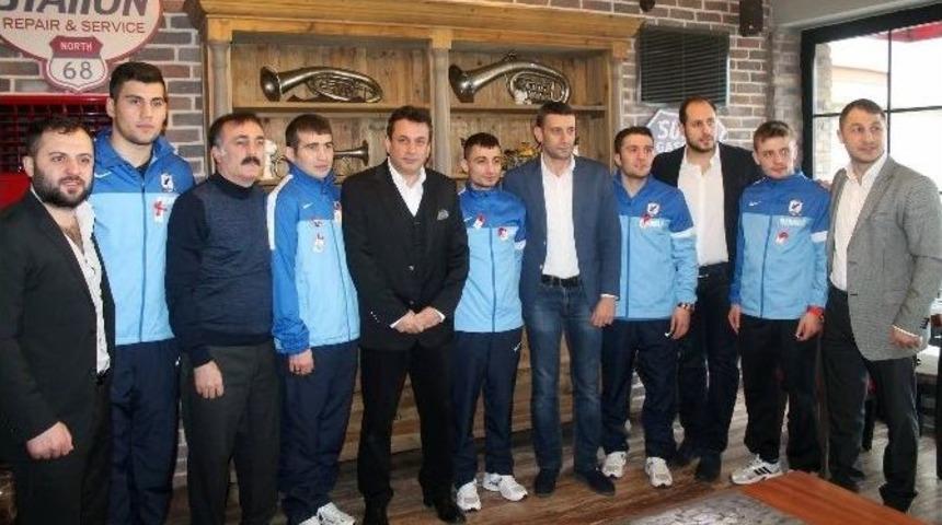 Hekimoğlu, Fenerbah&ccedil;e&rsquo;yi Deviren Boks&ouml;r&uuml;n&uuml; &Ouml;d&uuml;llendirdi