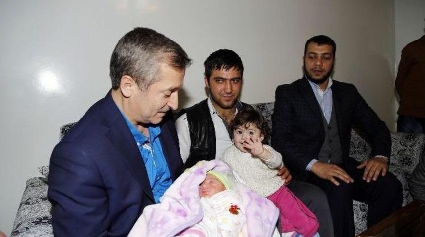 Başkan Tahmazoğlu Yeni Yılın İlk Bebeğine &ldquo;hoş Geldin&rdquo; Dedi