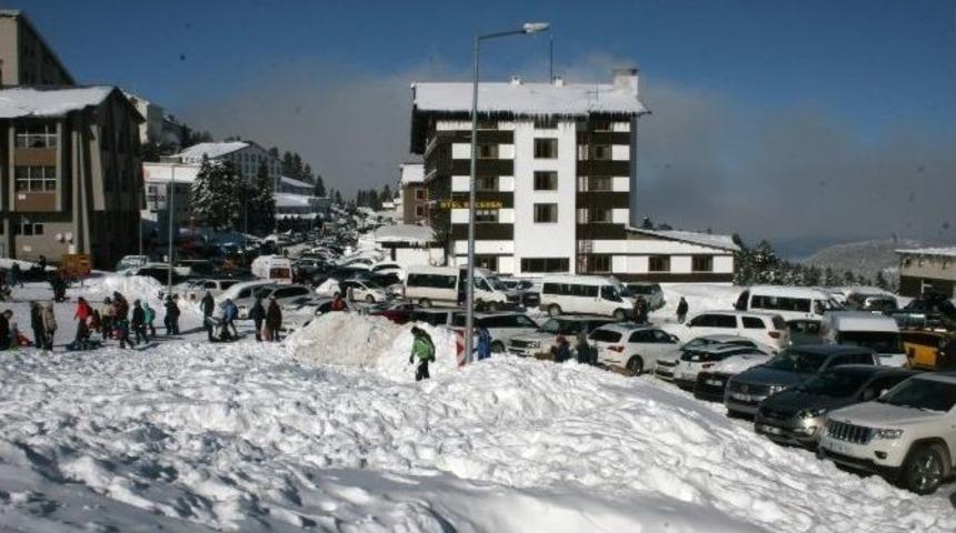 Tatilciler Uludağ&rsquo;a Akın Etti