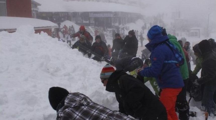 (&ouml;zel Haber) Kayak Yapan İki Tatilci Kar K&uuml;tlesinin Altında Kaldı