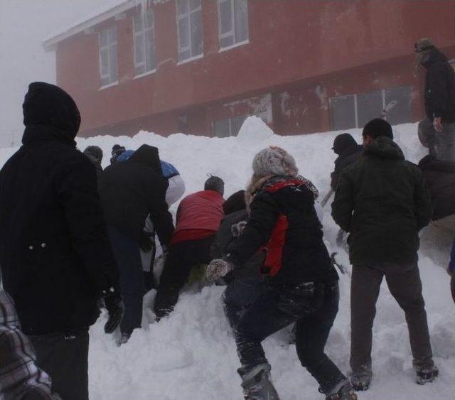 (özel Haber) Kayak Yapan İki Tatilci Kar Kütlesinin Altında Kaldı 1
