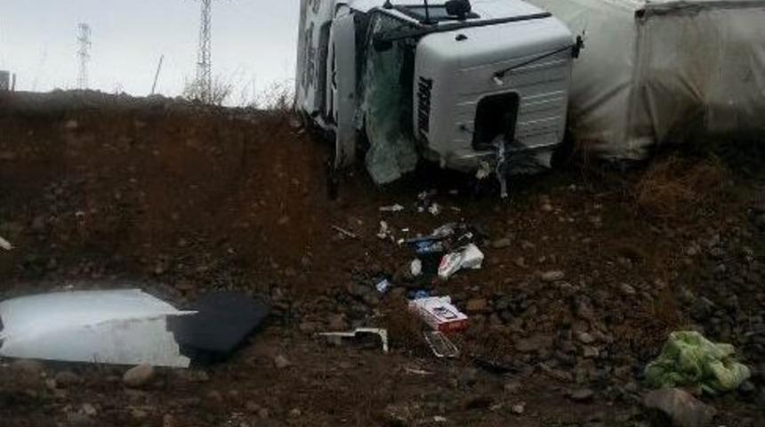 Suşehri&rsquo;nde Tır Yan Yattı S&uuml;r&uuml;c&uuml; Yaralandı