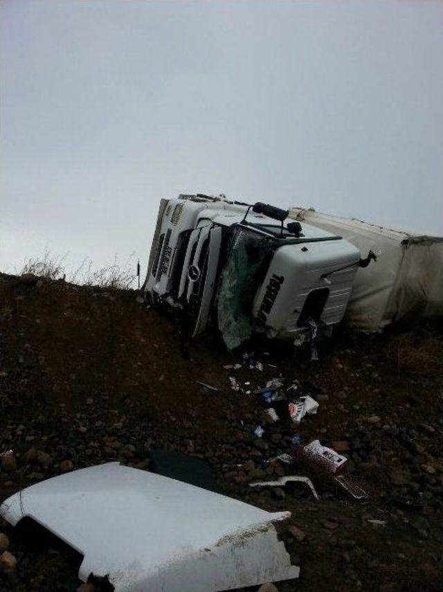 Suşehri’nde Tır Yan Yattı Sürücü Yaralandı