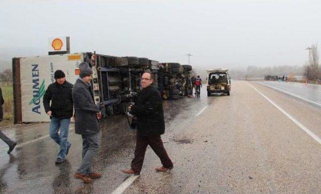 Yan Yatan Tır ın S&uuml;r&uuml;c&uuml;s&uuml; Yaralandı (2) 1