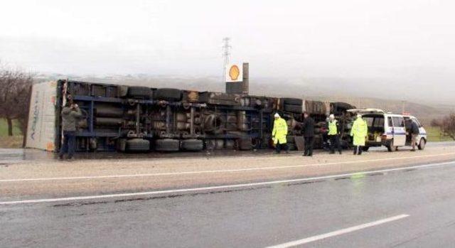 Yan Yatan Tır ın S&uuml;r&uuml;c&uuml;s&uuml; Yaralandı (2) 2