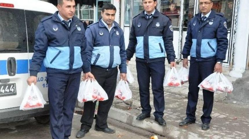 Zabıtalar, Kandil Simidi Dağıttı