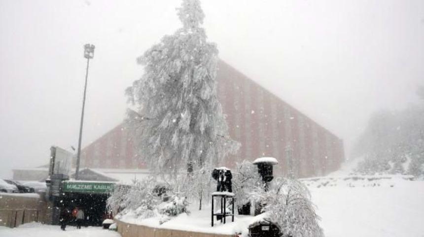 Kartepe'de Otelin &Ccedil;atısından D&uuml;şen Kar Yığınının Altında Kalan 4 Kişiden 2'si Yaralandı