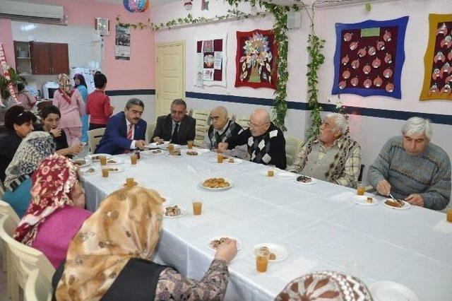 Nazilli&rsquo;de Alzheimer Hastaları Yeni Yılı Birlikte Karşıladı 2
