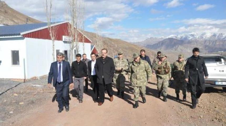 Hakkari Valisi, &Uuml;z&uuml;ml&uuml; Sınır Kapısı'nda İnceleme Yaptı