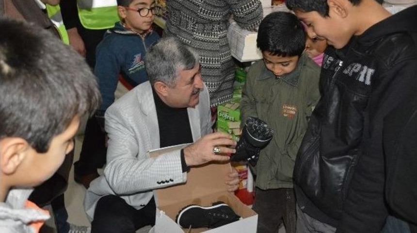 Semerkand Ve Beşir Derneği, 160 &Ccedil;ocuğa Giyim Yardımında Bulundu