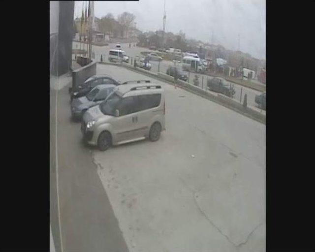Trafik Kazası G&uuml;venlik Kamerasında 1