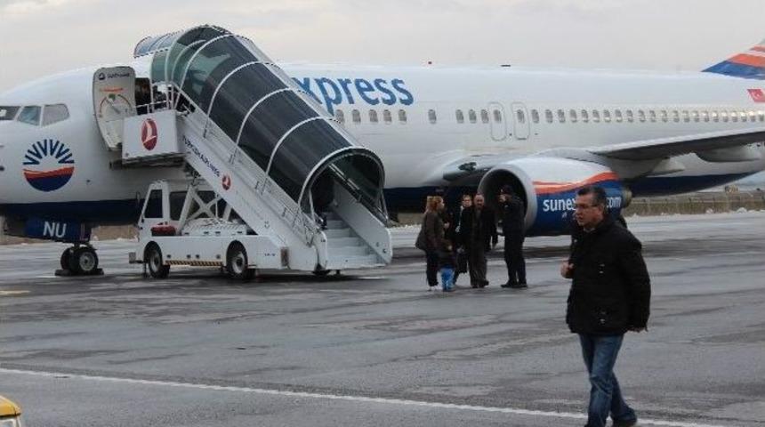 Kar Yağışı Hava Ulaşımını Aksattı