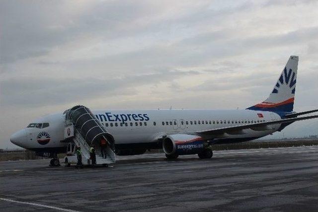 Kar Yağışı Hava Ulaşımını Aksattı 1