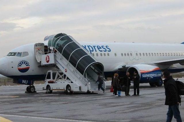 Kar Yağışı Hava Ulaşımını Aksattı 2