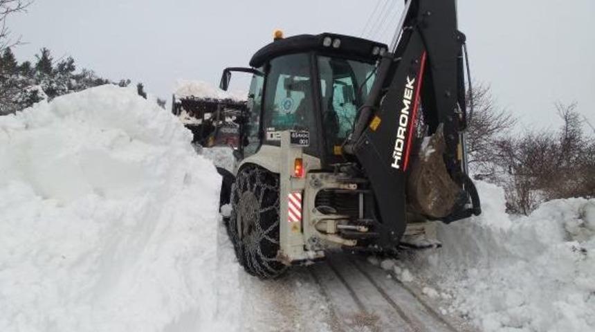 Kırkağa&ccedil;'ta Kar Y&uuml;z&uuml;nden Sera Ve Tavuk &Ccedil;iftliklerinin &Ccedil;atıları &Ccedil;&ouml;kt&uuml;