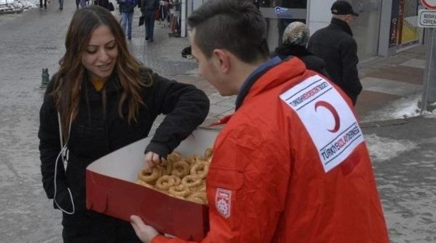 T&uuml;rk Kızılayı Kandil Simidi Dağıttı