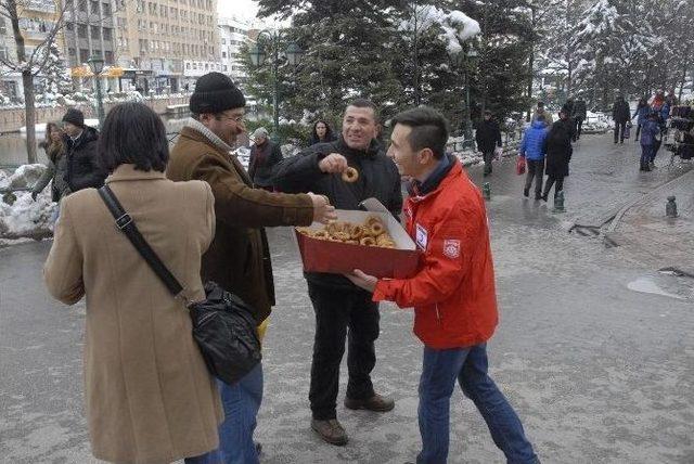 Türk Kızılayı Kandil Simidi Dağıttı