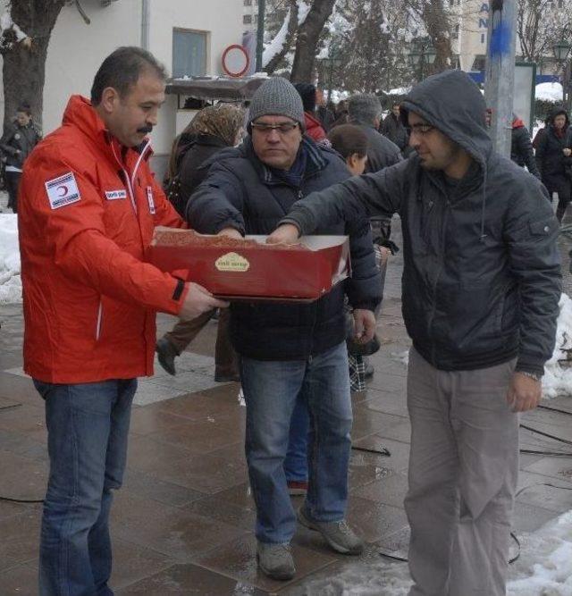 Türk Kızılayı Kandil Simidi Dağıttı