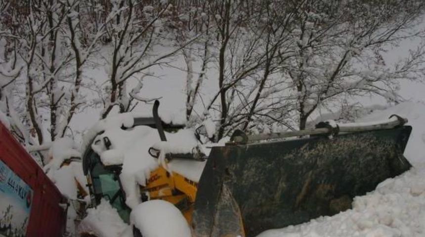 Kar K&uuml;reme Ve Tuzlama Aracı Şarampole D&uuml;şt&uuml;