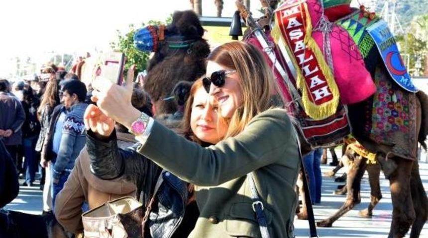 Develerle &Ouml;z &Ccedil;ekim Yaptılar