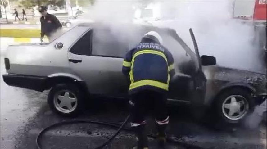 Seyir Halindeki Otomobil Alev Aldı