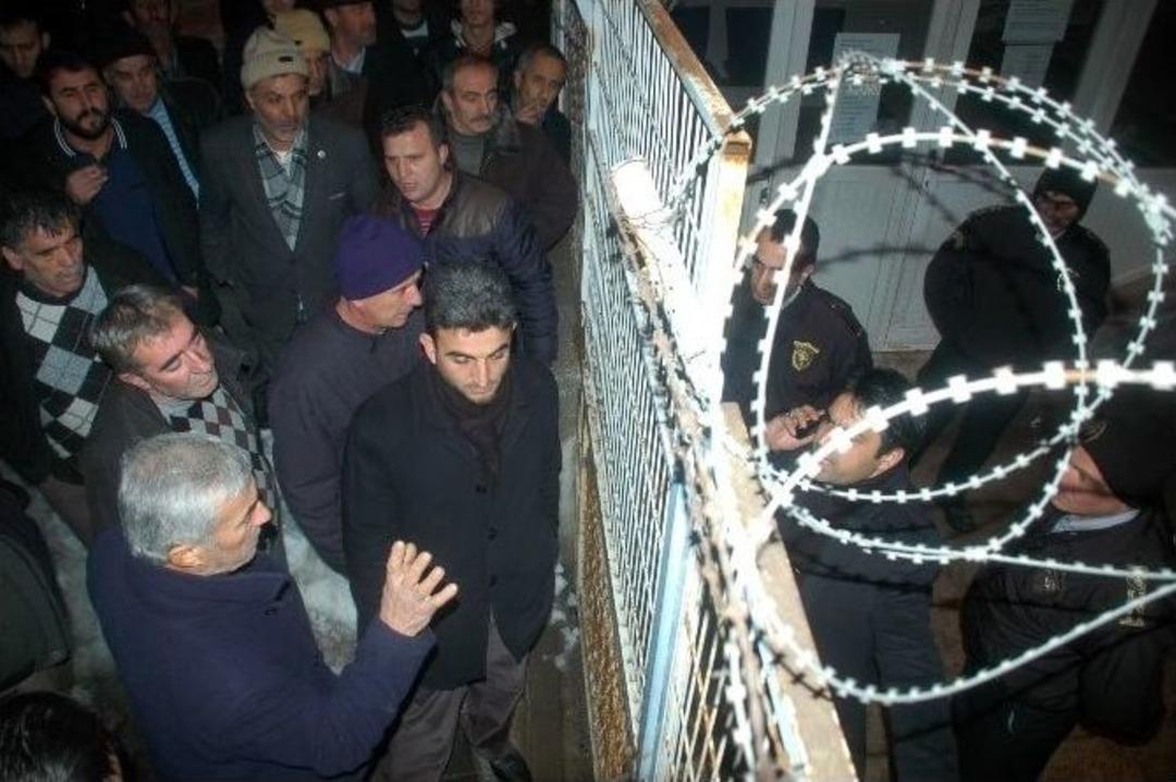 Mahalleliden Elektrik Kesintisi Eylemi