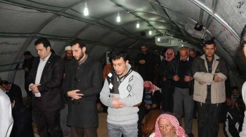 Ak&ccedil;akale'deki Sığınmacılar Suriye'de Barış İ&ccedil;in Dua Etti