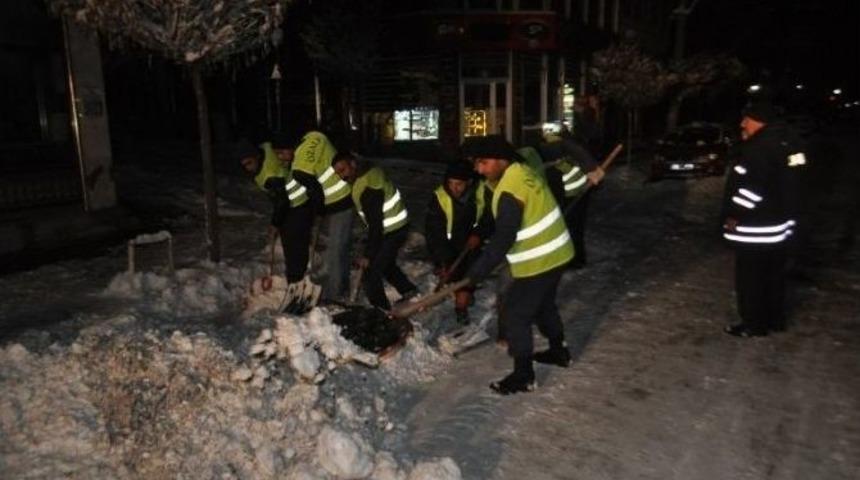 &Ouml;zalp Belediyesinden Karla M&uuml;cadele &Ccedil;alışmaları