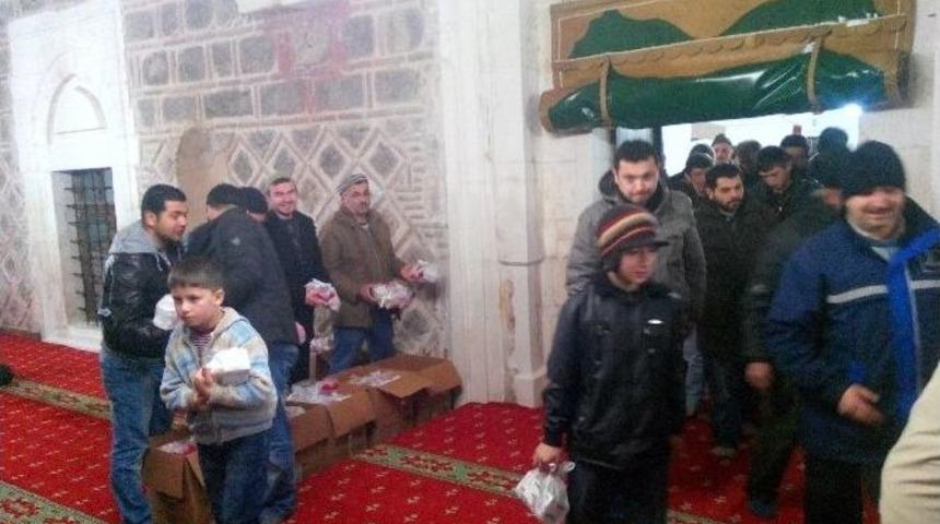 K&uuml;re Şefkat Derneği 700 Kişiye Kandil Simidi İkram Etti