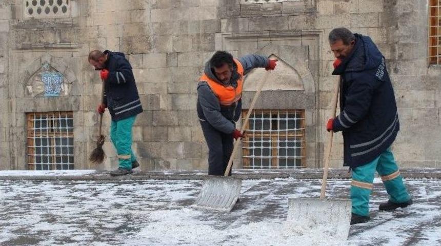 Erzurum&rsquo;da Karla M&uuml;cadele Seferberliği