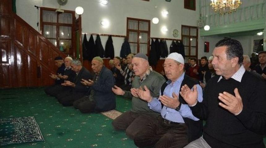 Kırka&rsquo;da Mevlid Kandili&rsquo;nde Camiler Doldu Taştı
