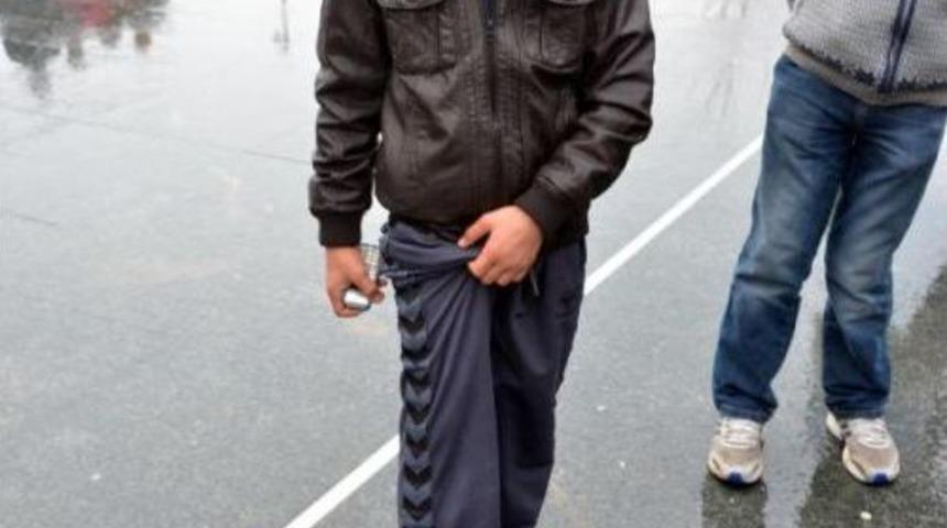 'hatıra Fotoğrafı &Ccedil;ektireceğiz' Diye Aldıkları Ayakkabıları &Ccedil;aldılar