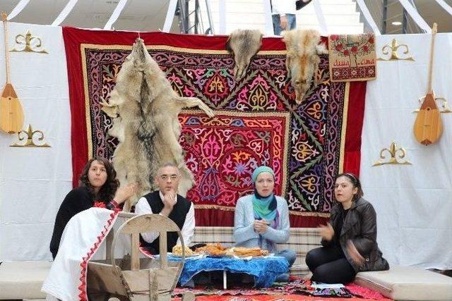 D&uuml;nya K&uuml;lt&uuml;rleri Uluslararası Antalya &Uuml;niversitesi Kampus&uuml;nde 1