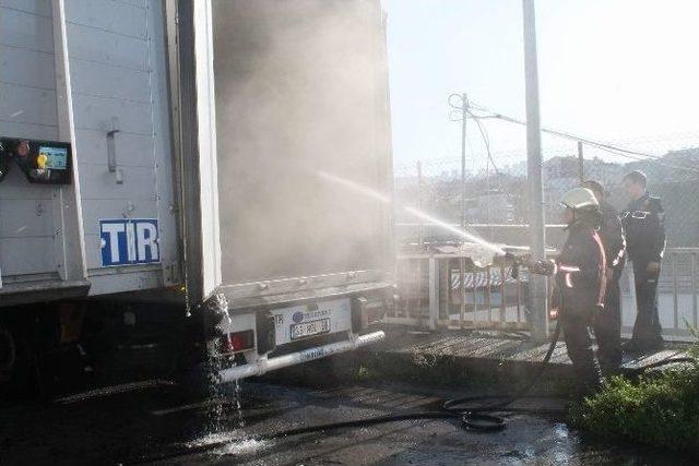 Trabzon&rsquo;da Park Halindeki Tır&rsquo;ın Dorsesinde &Ccedil;ıkan Yangın Korkuttu 1
