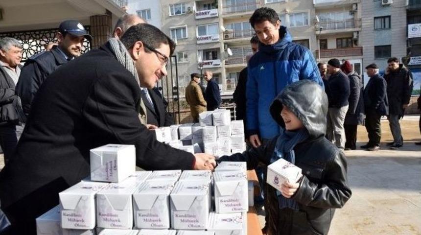 Başkan &Ccedil;elik Vatandaşlara Kandil Simidi İkram Etti