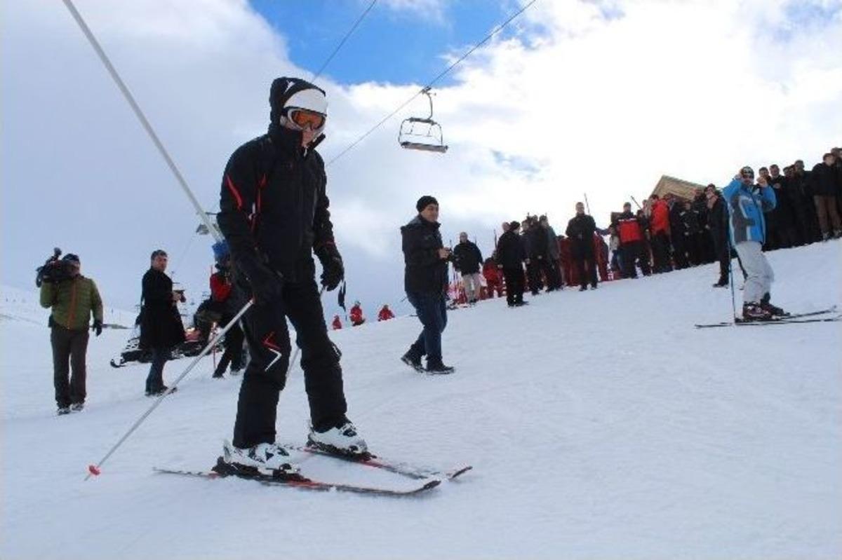 İ&ccedil;işleri Bakanı Ala Paland&ouml;ken&rsquo;de Profesyonel Kayak&ccedil;ılara Taş &Ccedil;ıkardı