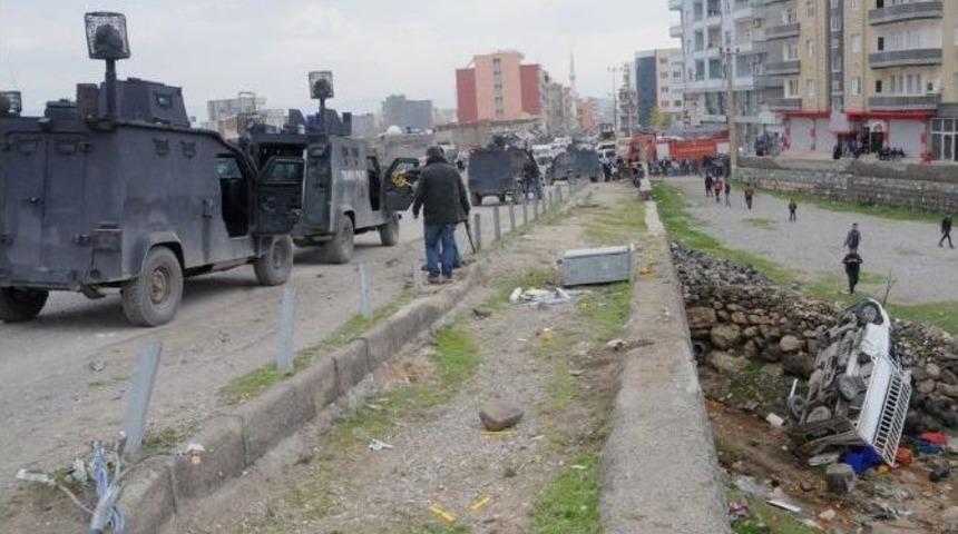 Sebze-meyve Y&uuml;kl&uuml; Kamyonet Şarampole Yuvarlandı: 2 Yaralı