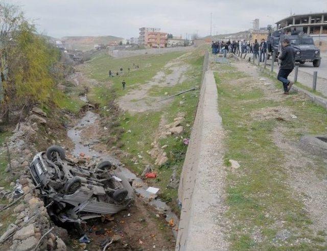 Sebze-meyve Y&uuml;kl&uuml; Kamyonet Şarampole Yuvarlandı: 2 Yaralı 1