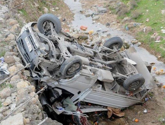 Sebze-meyve Y&uuml;kl&uuml; Kamyonet Şarampole Yuvarlandı: 2 Yaralı 2