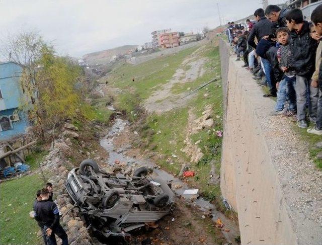 Sebze-meyve Y&uuml;kl&uuml; Kamyonet Şarampole Yuvarlandı: 2 Yaralı 3