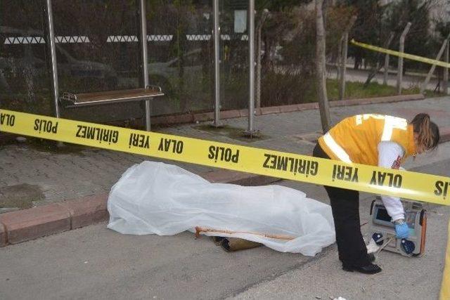 Otob&uuml;s Bekleyen Yaşlı Adam D&uuml;şerek Hayatını Kaybetti 1