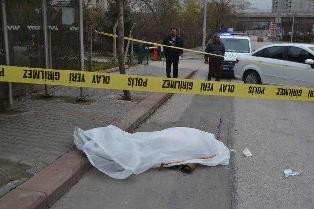 Otob&uuml;s Bekleyen Yaşlı Adam D&uuml;şerek Hayatını Kaybetti 2