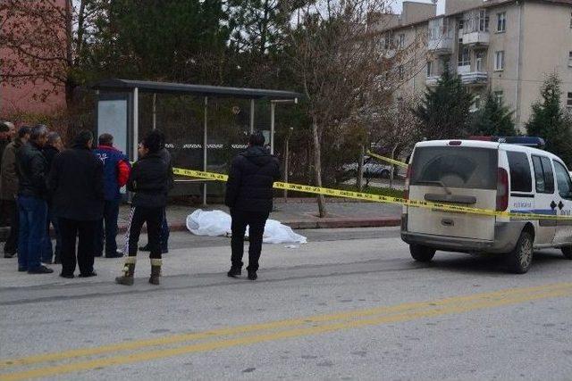 Otob&uuml;s Bekleyen Yaşlı Adam D&uuml;şerek Hayatını Kaybetti 3