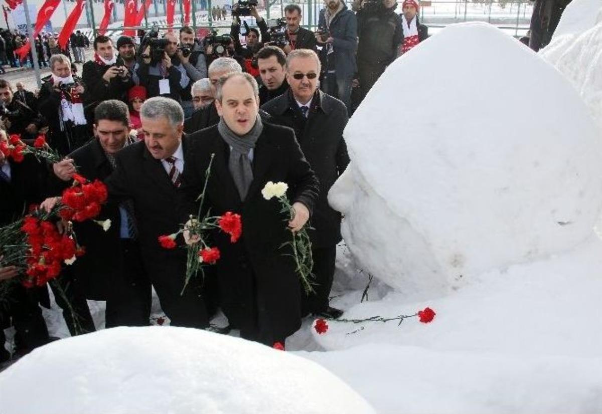 Bakan Kılı&ccedil; &rsquo;kardan Şehit Heykelleri&rsquo;nin A&ccedil;ılışını Yaptı