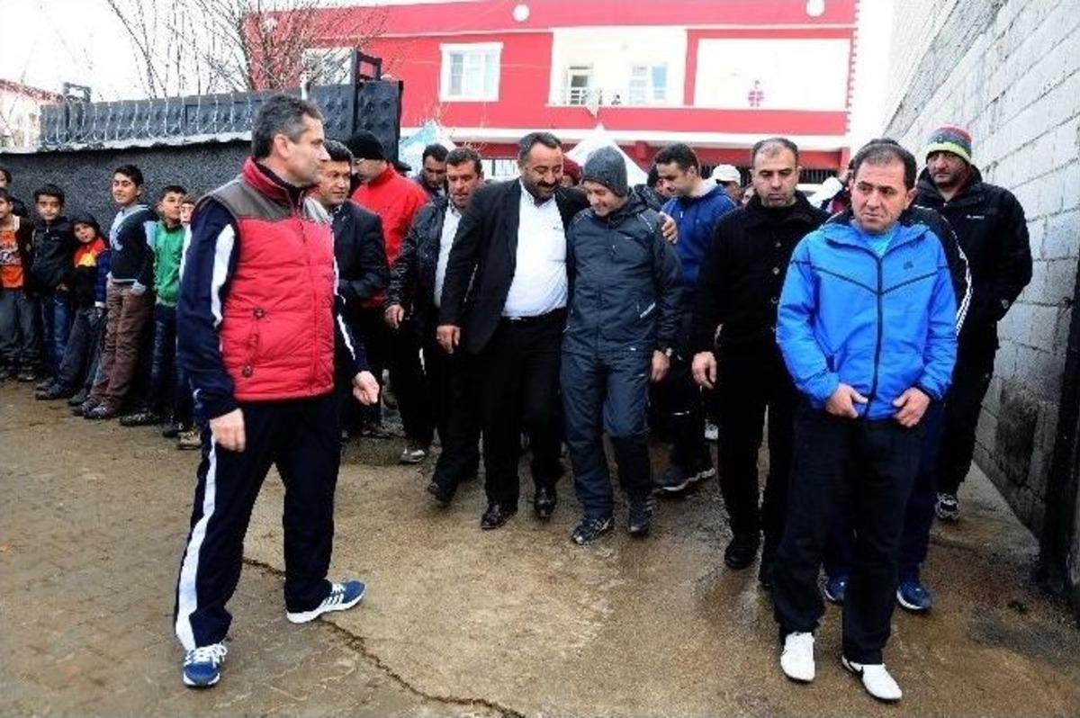 Kaymakam Aydın Ve Başkan Tahmazoğlu Geneyik K&ouml;y&uuml;ne Y&uuml;r&uuml;yerek Gitti