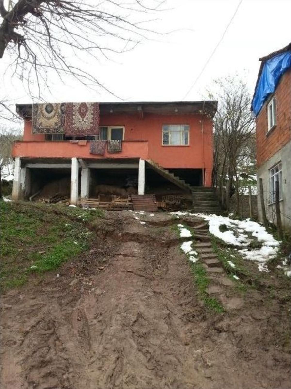 Hendek&rsquo;te Heyelan Sonrası İki Ev Boşaltıldı